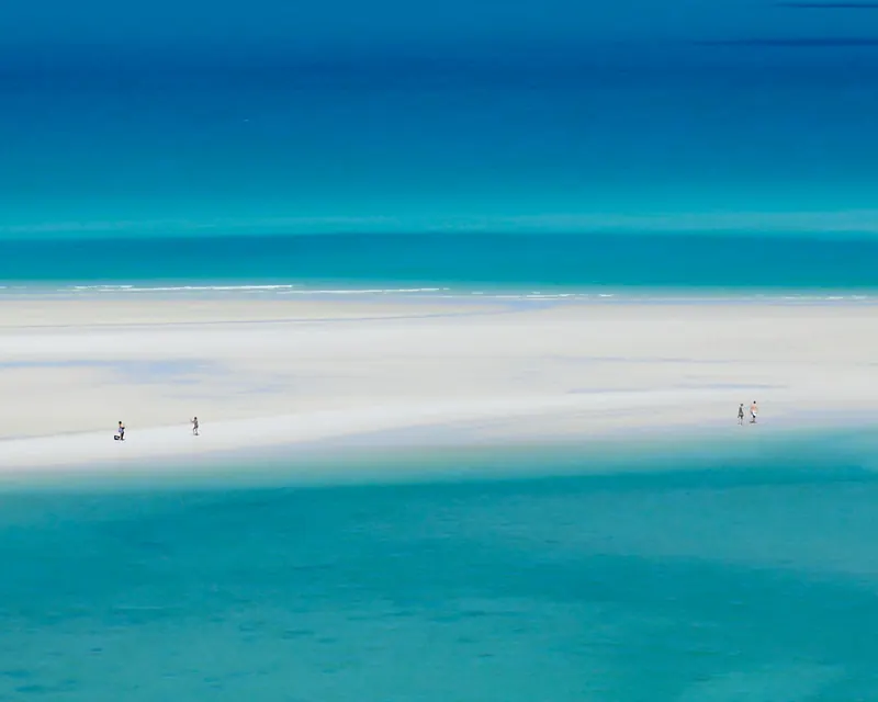 Long white sandbars in turquoise water off Whitsunday Island